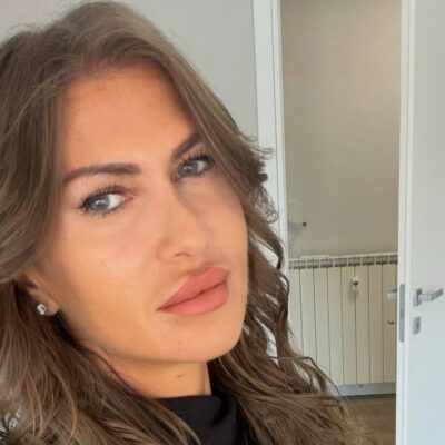 Copertina di “Mi sono commossa al matrimonio di Ida Di Filippo, mi tremavano le mani. La mia infanzia? Ero l’unica con la sola mamma in famiglia, mio padre è morto di ‘mal di cuore’ prima della mia nascita”: così Mariana D’Amico