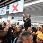 Copertina di Ex Ilva, i lavoratori occupano l’aeroporto di Genova: “Vogliamo risposte dal governo”. Bloccato l’accesso ai banchi del check in