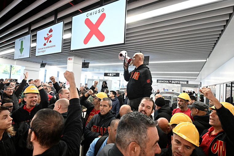 I lavoratori ex Ilva di Cornigliano "occupano" l'aeroporto di Genova - Il Fatto Quotidiano