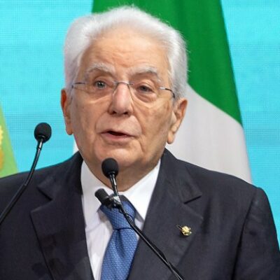 Copertina di Mattarella: “Violenze da soggetti inediti, serve analisi approfondita”. Dopo la guerriglia del weekend a Milano, nuove chiamate alla mobilitazione e molti negozi chiudono