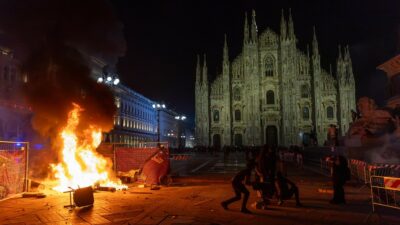 Copertina di Giovani in rivolta: è solo l’inizio. Ad essere vittima di un sistema feroce è un’intera generazione