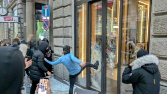 Ci stupiamo se la violenza arriva tra i ragazzi? Il mondo adulto è il primo a mostrarla