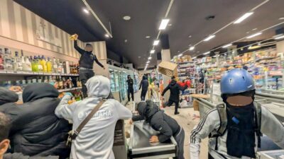 Copertina di “Nessun autocontrollo, azioni di rara brutalità” Identikit della piazza che nessuno intercetta