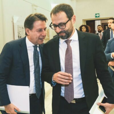 Copertina di Stefano Patuanelli: “Basta tergiversare, scriviamo subito il programma. A gennaio le primarie”
