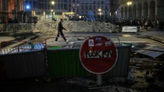 Copertina di Disordini in Francia, da stasera nelle città scatta il coprifuoco notturno per prevenire le azioni dei casseur