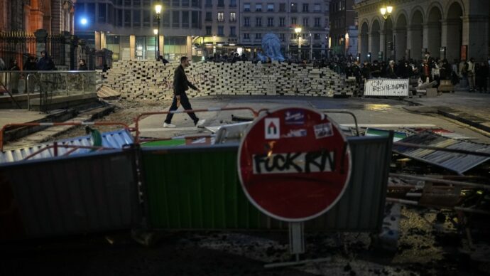 Disordini in Francia, da stasera nelle città scatta il coprifuoco notturno per prevenire le azioni dei casseur