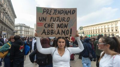Copertina di La politica si indigna per le violenze ma ignora 300.000 minori in povertà assoluta
