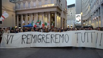 Milano, il presidio del centrodestra finisce a schiaffi. Uno dei partecipanti colpisce un contestatore: “Torna nel deserto”