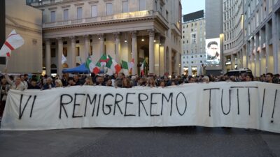 Copertina di Milano, il presidio del centrodestra finisce a schiaffi. Uno dei partecipanti colpisce un contestatore: “Torna nel deserto”