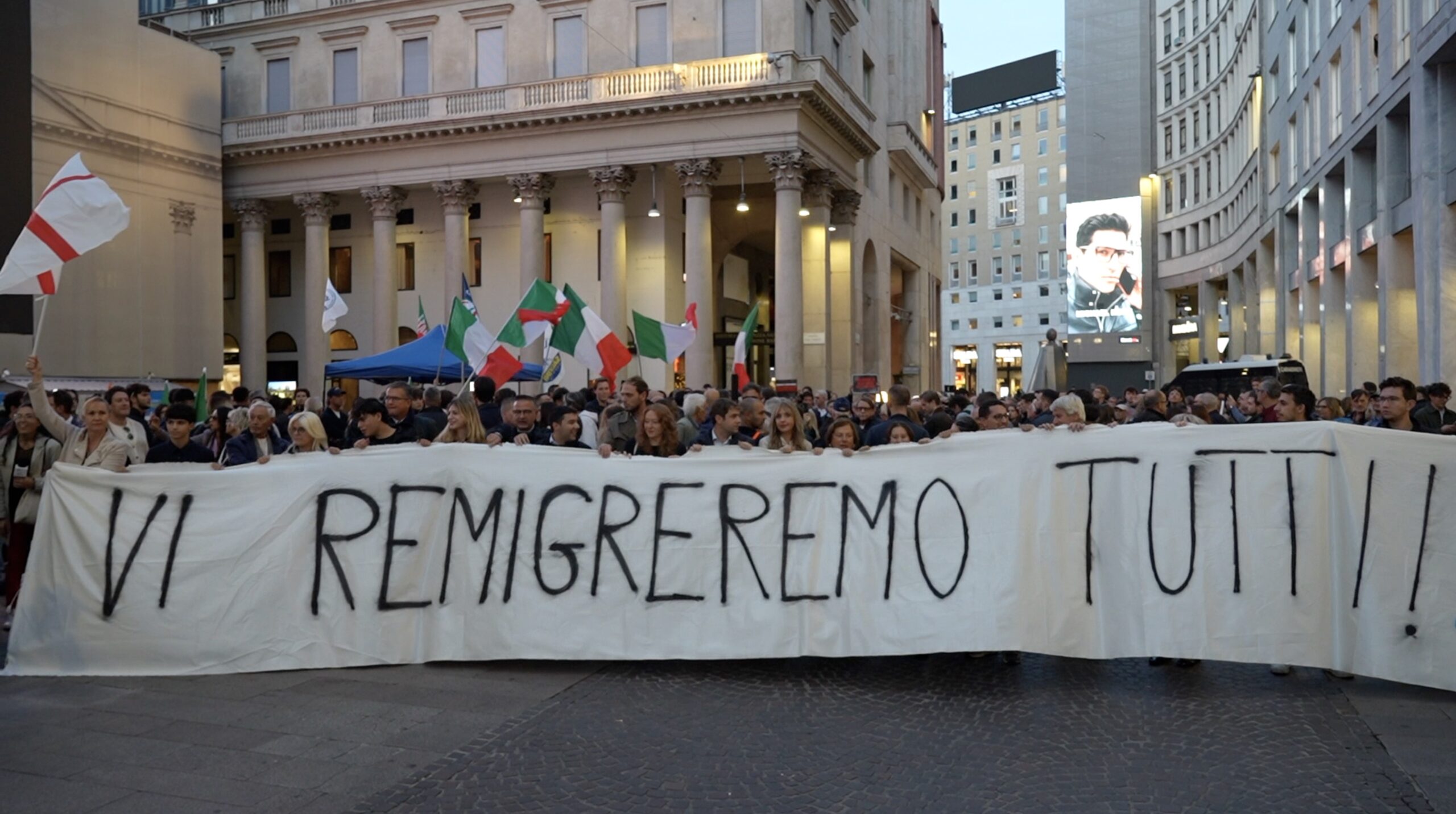 milano il presidio del centrodestra finisce a schiaffi uno dei partecipanti colpisce un contestatore torna nel deserto da Ilfattoquotidiano.it milano il presidio del centrodestra finisce a schiaffi uno dei partecipanti colpisce un contestatore torna nel deserto