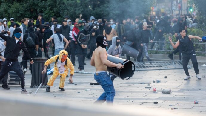 “Spaccare tutto giova a Meloni e Vannacci”, “meglio, così cresce la rabbia”: ecco la chat di chi protesta in piazza