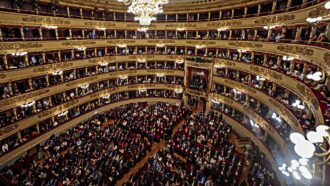 Copertina di Teatro alla Scala, oggi lo sciopero dei lavoratori alla prima del Faust: “Per garantire l’eccellenza bisogna retribuirla adeguatamente”