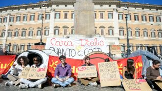 Copertina di “Devo scegliere se pagare l’affitto o lo psichiatra. Mi hanno chiesto anche 700 euro per una stanza”