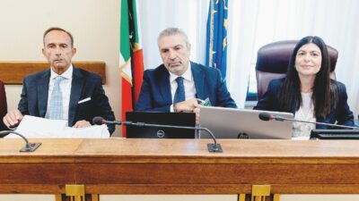 Copertina di Antimafia, un altro monologo di De Luca contro Scarpinato: “Attività depistante”