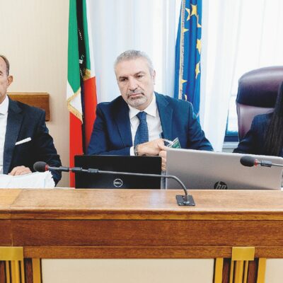 Copertina di Antimafia, un altro monologo di De Luca contro Scarpinato: “Attività depistante”
