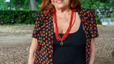 Copertina di “La vecchiaia è una malattia, arrivano gli acciacchi. I miei 90 anni li festeggio con ocu­li­sta, car­dio­logo, reu­ma­to­logo, gine­co­logo”: così Valeria Fabrizi