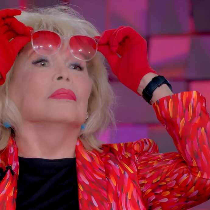 “Dicono che Brigitte Macron sia in realtà un uomo e lei ne soffre, io le ho detto: lascia fare. Su di me hanno scritto di tutto, mi hanno aiutato nella carriera”: così Amanda Lear