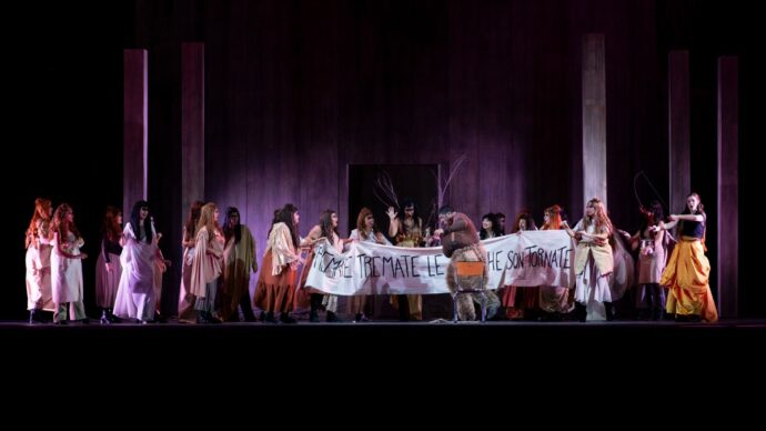 Il ‘Falstaff’ a Roma con lo striscione: una scelta con ammiccamento facile ma poco senso