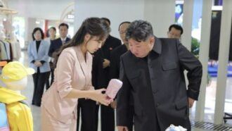Copertina di Kim Jong-un “in coma dopo un’emorragia cerebrale”. Ma i media nordcoreani diffondono le foto: “È ancora vivo”