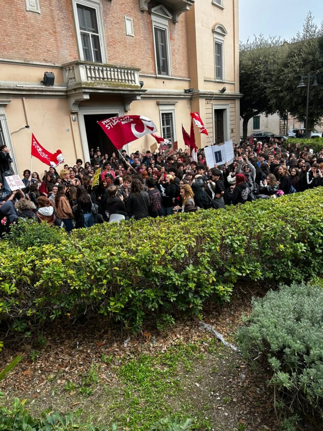 Matera, la protesta degli studenti da anni senza una sede per il loro liceo: in corteo fino alla Provincia