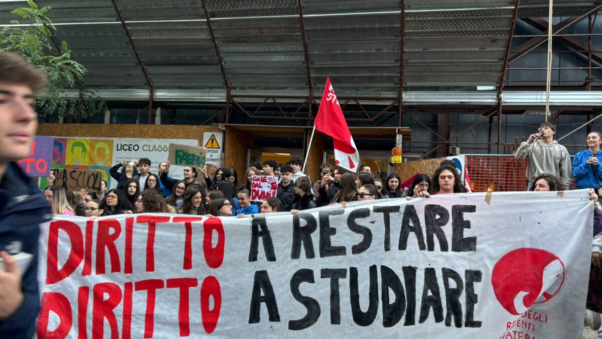 matera la protesta degli studenti da anni senza una sede per il loro liceo in corteo fino alla provincia da Ilfattoquotidiano.it matera la protesta degli studenti da anni senza una sede per il loro liceo in corteo fino alla provincia