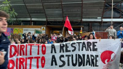 Copertina di Matera, la protesta degli studenti da anni senza una sede per il loro liceo: in corteo fino alla Provincia