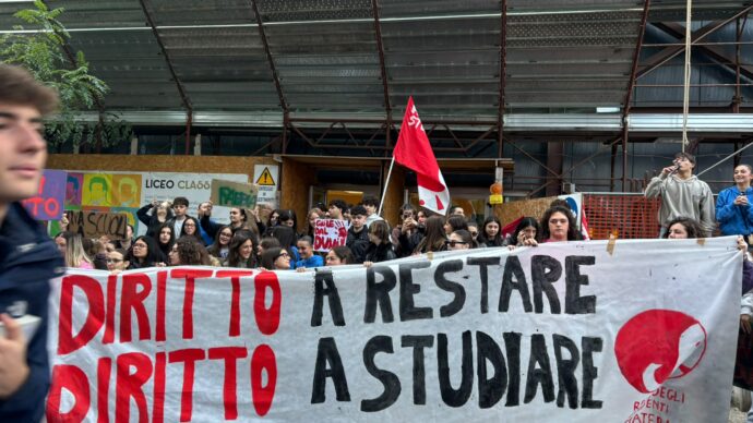 Matera, la protesta degli studenti da anni senza una sede per il loro liceo: in corteo fino alla Provincia