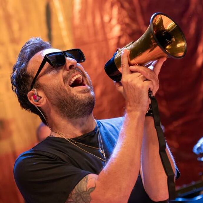 Cesare Cremonini diventa “Amateur” a Londra: “Il gossip può prendere me o uno di voi e trasformarlo in qualcos’altro in un battito di ciglia. Ho citato Diletta Leotta perché è un’icona. La libertà è sexy”