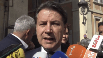Copertina di Sicurezza, Conte: “Responsabilità dell’ordine pubblico è del Governo, non può scaricare su altri”. Avs: “Da esecutivo totale fallimento”