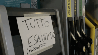 Carburante esaurito a Napoli per le proteste degli autotrasportatori. Lunghe code davanti alle stazioni aperte: "Situazione surreale"