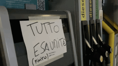 Copertina di Carburante esaurito a Napoli per le proteste degli autotrasportatori. Lunghe code davanti alle stazioni aperte: “Situazione surreale”
