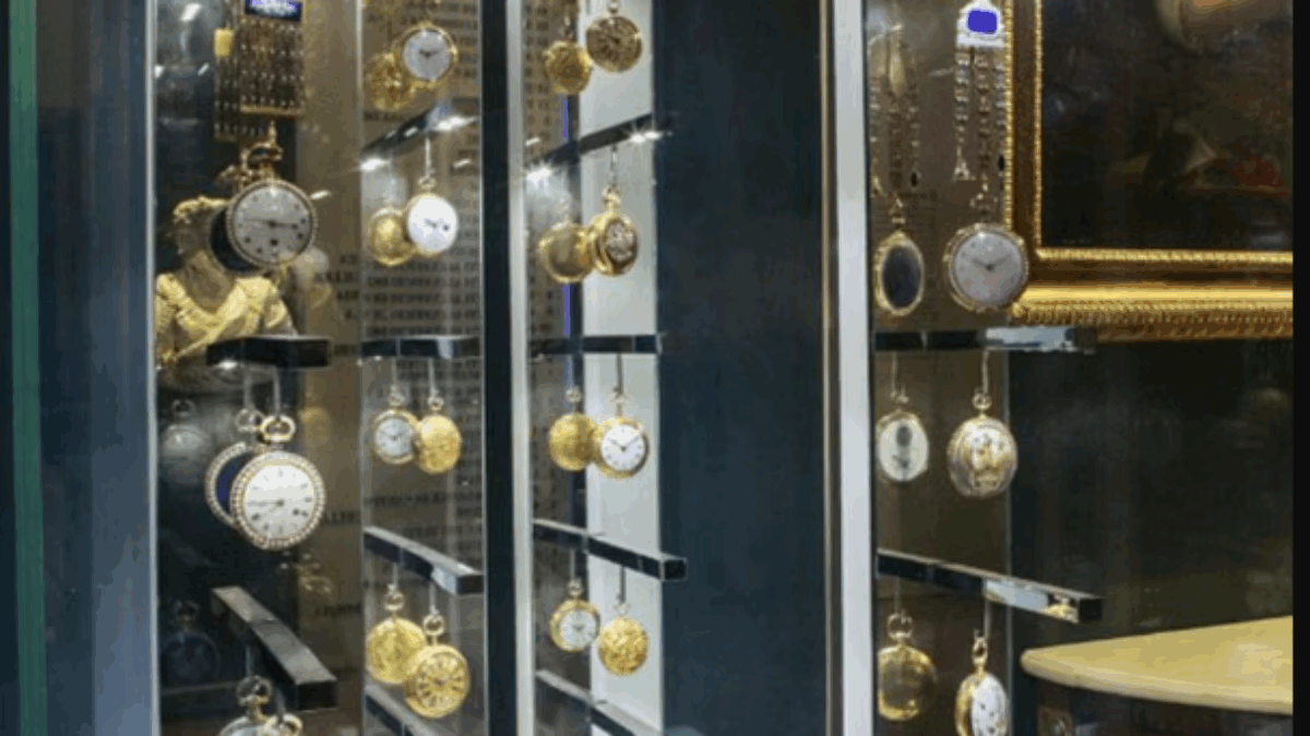“In soli 60 secondi hanno forzato una porta laterale, attraversato i corridoi e saccheggiato la vetrina degli orologi antichi. Bottino da 150 mila euro”: l’incredibile furto alla Reggia di Venaria Reale