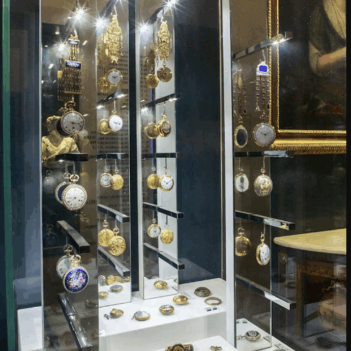 “In soli 60 secondi hanno forzato una porta laterale, attraversato i corridoi e saccheggiato la vetrina degli orologi antichi. Bottino da 150 mila euro”: l’incredibile furto alla Reggia di Venaria Reale