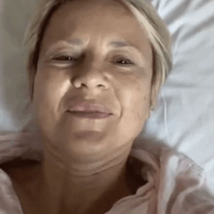 “Era un tumore borderline per cui ho tolto tube e ovaio ma l’utero c’è ancora”: così Antonella Elia dopo l’operazione al Gemelli di Roma