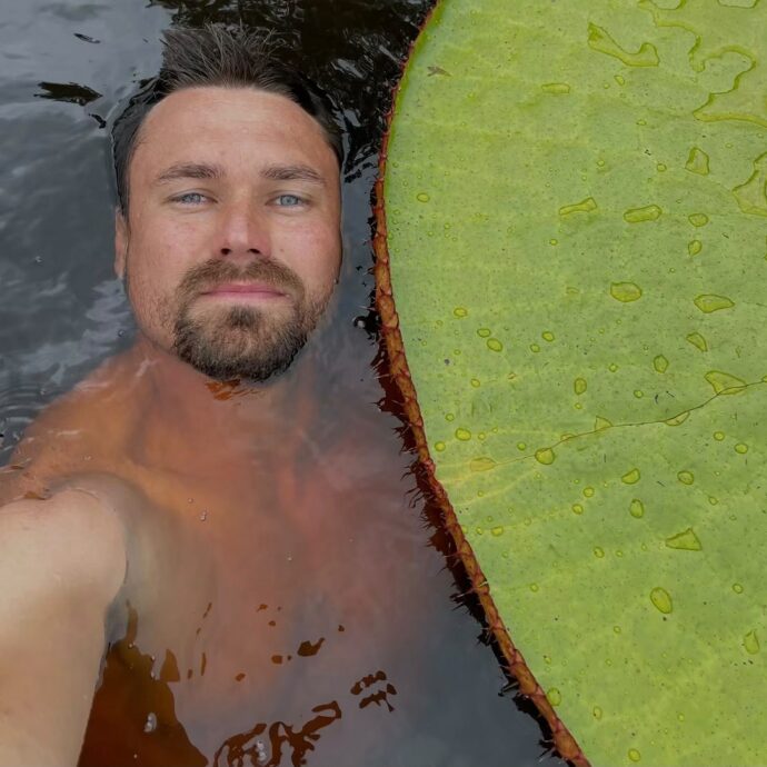 “Questa è una di quelle storie straordinarie in cui si fa un’incredibile scoperta per caso”: vede sui social una foto con una ninfea gigante e realizza che si tratta di una nuova specie