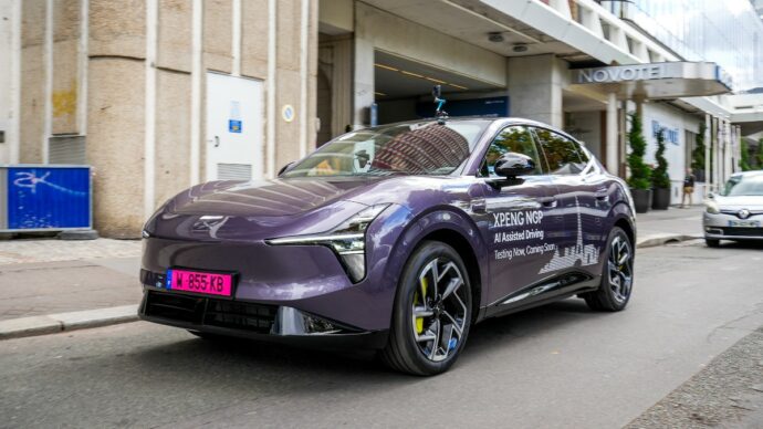 XPeng L03, nel traffico di Parigi spunta l’auto che guida da sola