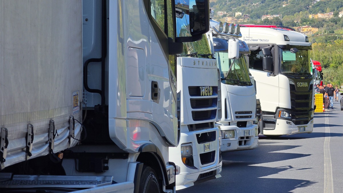 proteste agricoltori e autotrasportatori nuovi blocchi al sud al via l8217incontro con salvini a milano da Ilfattoquotidiano.it proteste agricoltori e autotrasportatori nuovi blocchi al sud al via l8217incontro con salvini a milano