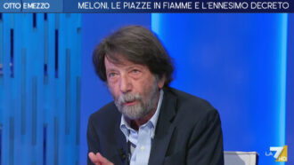 Copertina di Scontri a Milano, Cacciari a La7: “Finiamola di fare le anime belle, ci sono milioni di giovani esasperati. La protesta è fisiologica”
