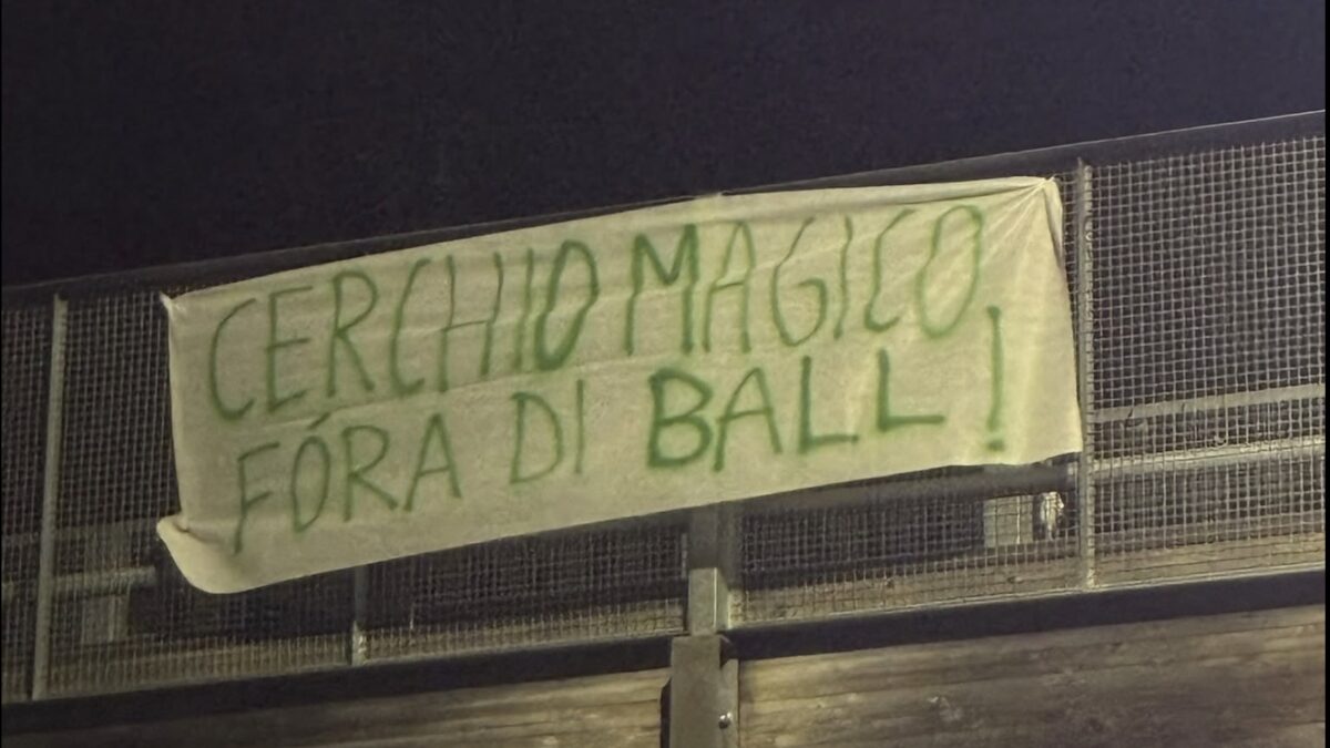 congresso farsa basta cerchio magico f242ra di ball striscioni contro salvini nella roccaforte bergamasca della lega da Ilfattoquotidiano.it congresso farsa basta cerchio magico f242ra di ball striscioni contro salvini nella roccaforte bergamasca della lega