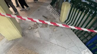 “Nella scuola di mia figlia controsoffitto crollato per la pioggia. I giovani sono il nostro futuro, non è accettabile trattarli così”