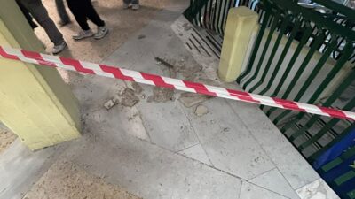 Copertina di “Nella scuola di mia figlia controsoffitto crollato per la pioggia. I giovani sono il nostro futuro, non è accettabile trattarli così”