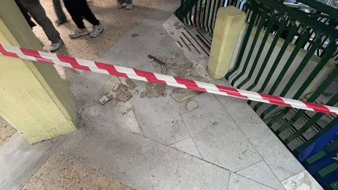 “Nella scuola di mia figlia controsoffitto crollato per la pioggia. I giovani sono il nostro futuro, non è accettabile trattarli così”