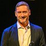Copertina di Totti racconta la prima visita alla prostata: “Entra il dottore, aveva un pollice enorme. Lo guardo e gli dico: ‘E tu che vuoi fare con questo arnese?'”