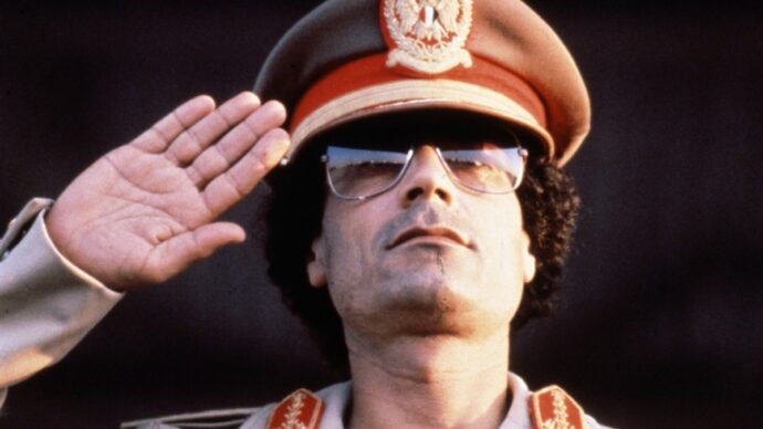 Neanche l’amico Berlusconi poté salvare Gheddafi. Così finiva il Colonnello sempre pronto al ricatto