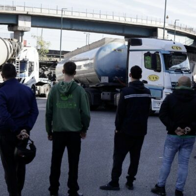 Copertina di Salvini divide   i camionisti:  via i fermi in Sicilia