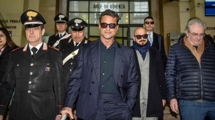 Corona in Tribunale. Ex fedelissimo l’accusa