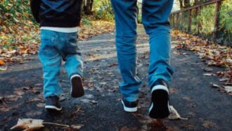 Si lancia dal secondo piano per salvare il figlio di 4 anni: lo stringe a sé e il tettuccio dell’auto attutisce la caduta