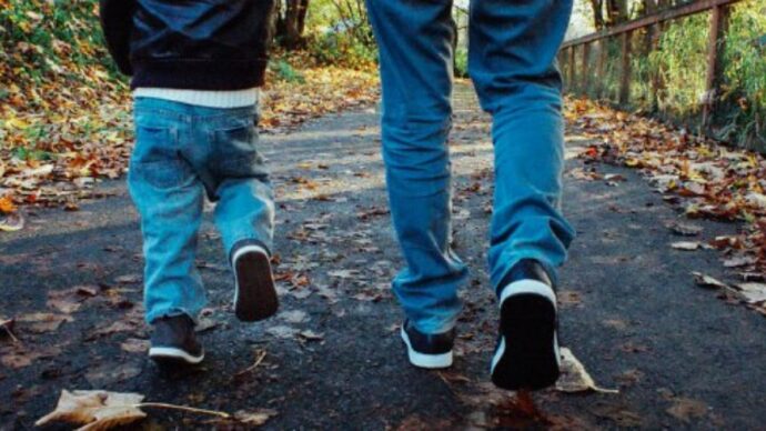 Si lancia dal secondo piano per salvare il figlio di 4 anni: lo stringe a sé e il tettuccio dell’auto attutisce la caduta