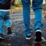Copertina di Si lancia dal secondo piano per salvare il figlio di 4 anni: lo stringe a sé e il tettuccio dell’auto attutisce la caduta