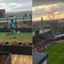 Copertina di Caccia a un uomo che dal tetto ha calciato un pallone nello stadio del Brentford | Video